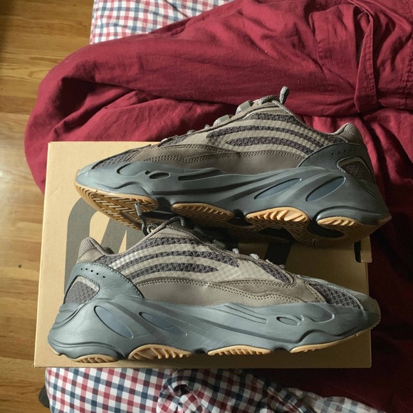 Yeezy 700 Geode - Picture 2 of 6